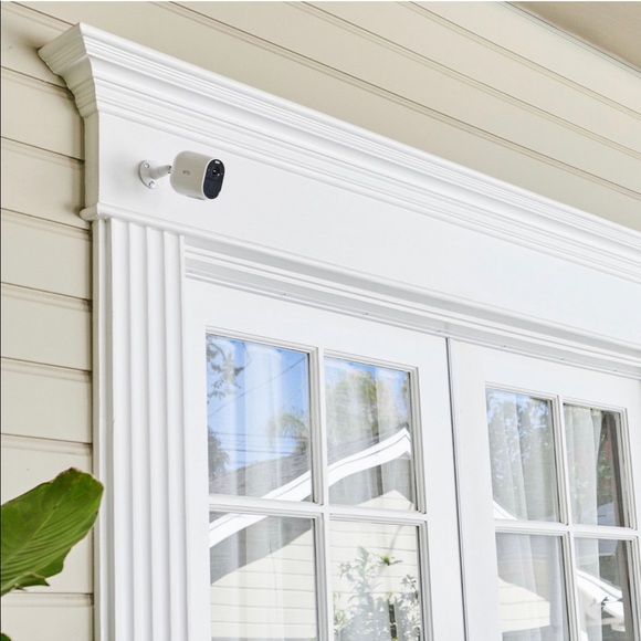 Arlo Essential Spotlight Camera | Wire-Free, 1080p Video | Color Night Vision - Picture 8 of 15